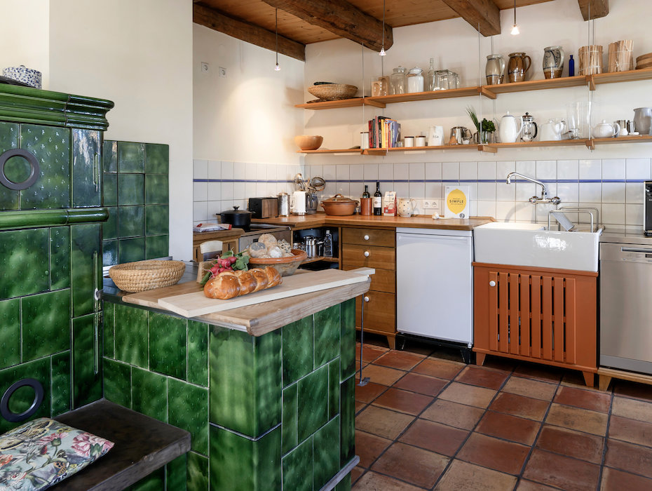 Kachelofen und offene Wohnküche